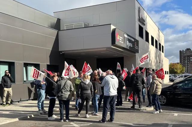 Los sindicatos llevan a la estación de Ponferrada su reivindicación de un convenio justo