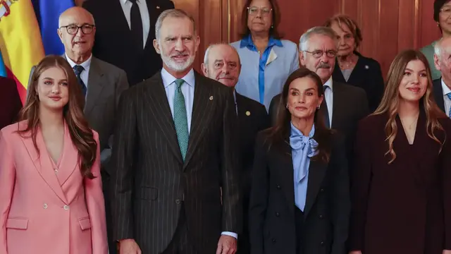 Letizia acompaña al Rey en la recepción del jurado en Oviedo
