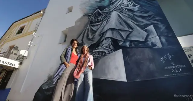 La Ribera luce un mural de Averroes de once metros, obra de Eva Vega