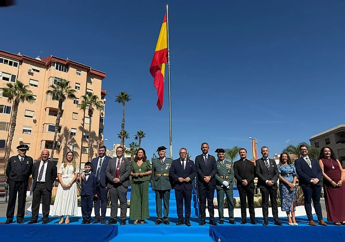 Almuñécar reconoce a dos agentes y a colaboradores de la Guardia Civil