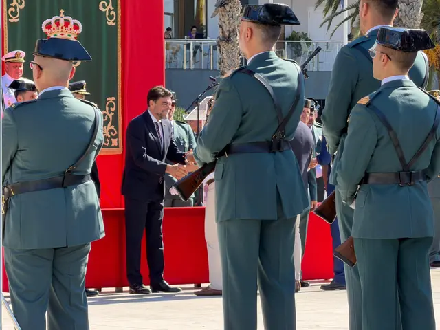 Barcala asiste en el Puerto al homenaje a los caídos de la Guardia Civil