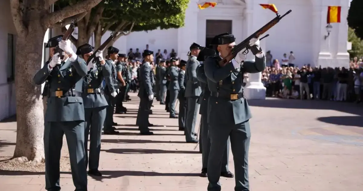 Más de 300 personas respaldan a la Guardia Civil en Sant Lluís