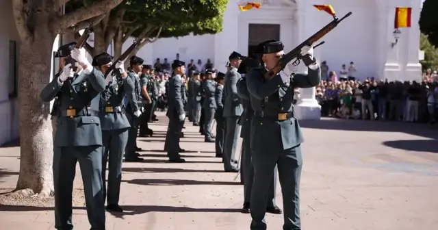 Más de 300 personas respaldan a la Guardia Civil en Sant Lluís