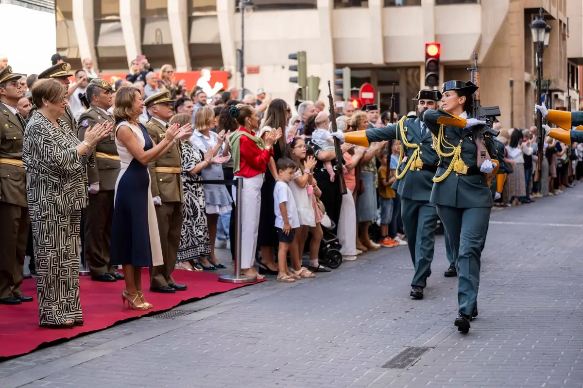 Homenajes y desfile de la Guardia Civil por la Fiesta Nacional en Castelló