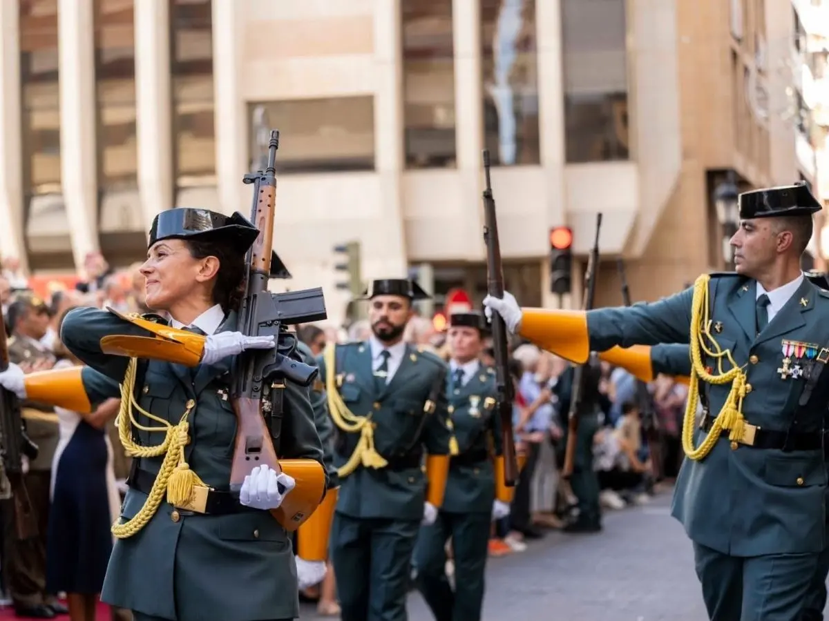 Homenaje a la Guardia Civil y desfile militar por el 12 de octubre en Castellón