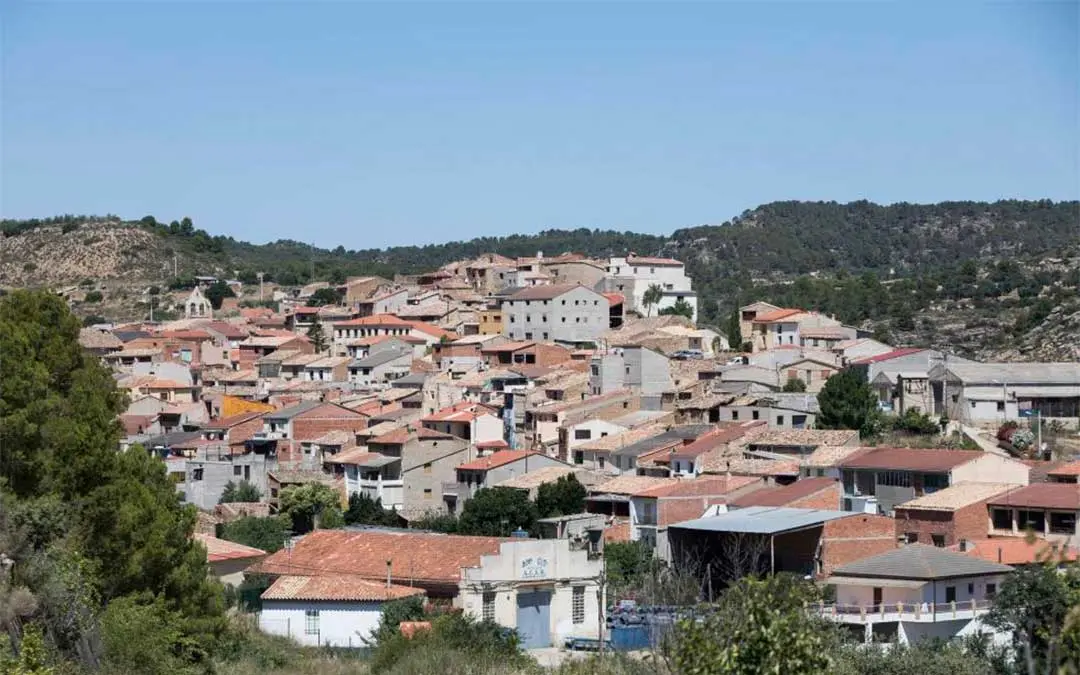 Valdeltormo limita los grandes proyectos renovables en su suelo no urbanizable