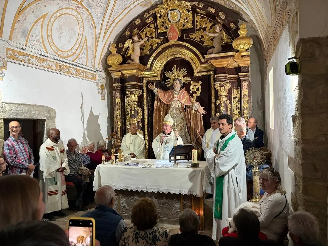 Más de 120 personas visitan el retablo restaurado de la ermita de Oncins