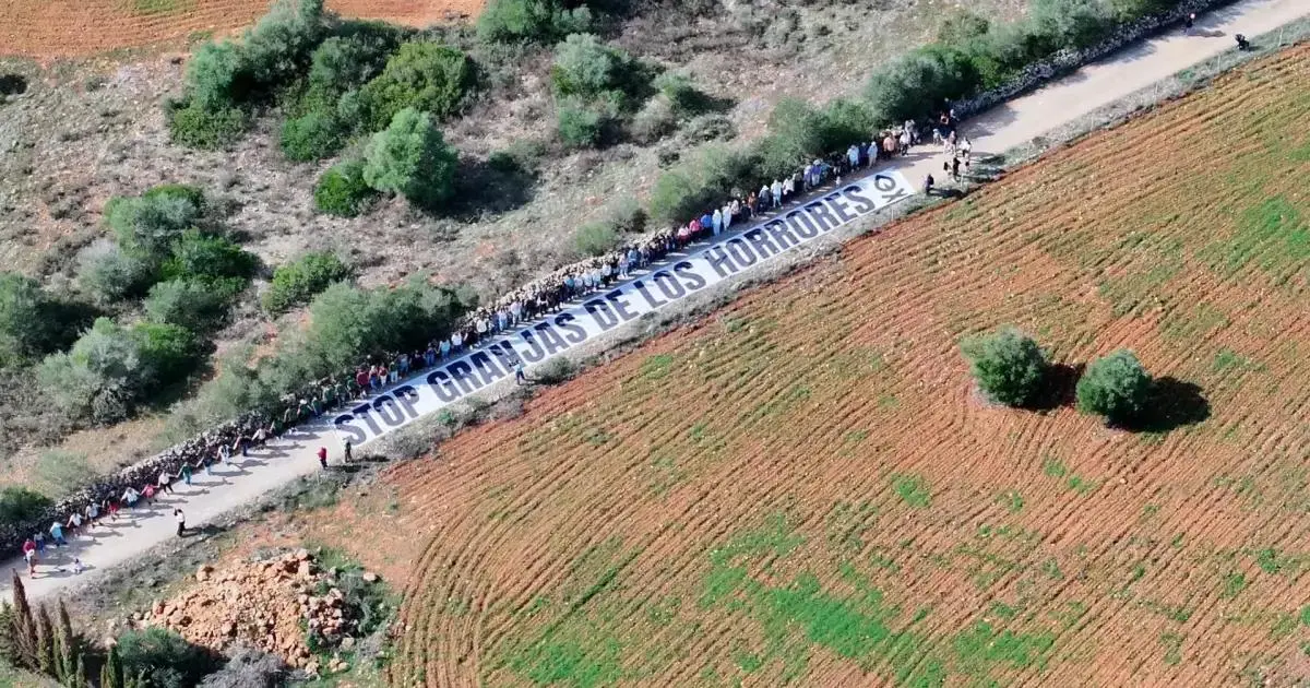 Más de 70 personas rechazan el proyecto de Son Brau con una cadena humana
