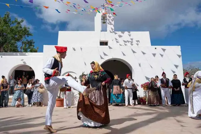 Vecinos y visitantes se reúnen en La Mola por la Virgen del Pilar