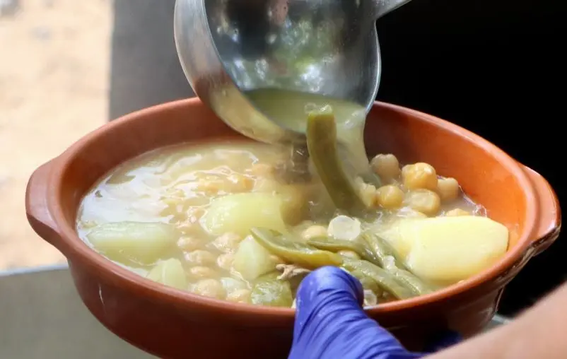 La Font de Can Rull reparte más de 500 platos de cocido andaluz