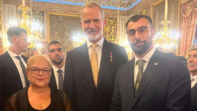 Acisa Ribadeo invita a Felipe VI a conocer la villa durante la recepción de la Fiesta Nacional