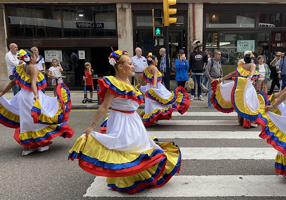 Un desfile multicultural reúne a cientos de personas en Gijón
