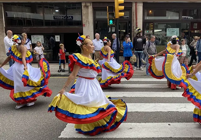 Un desfile multicultural reúne a cientos de personas en Gijón