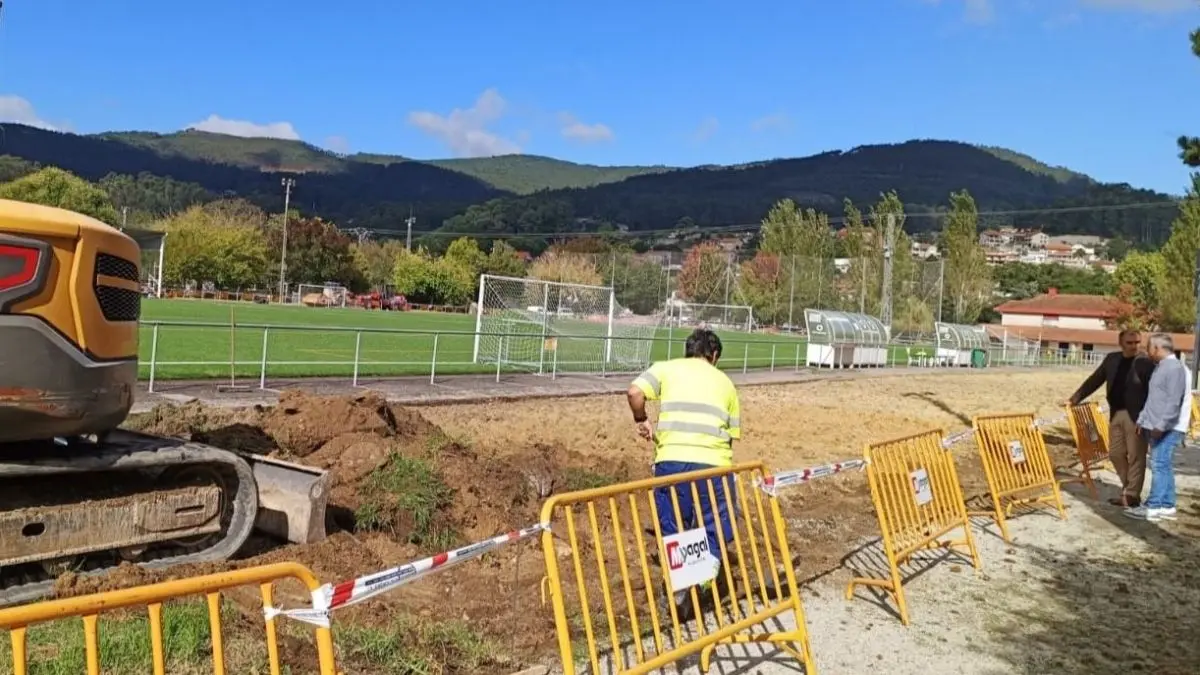 Poio ejecuta en A Seca una pista de atletismo de seis calles