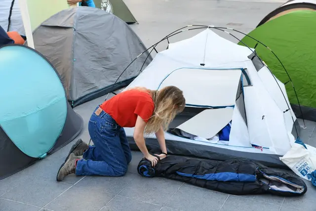La protesta por la vivienda en la Montañeta concluye con la retirada de las tiendas