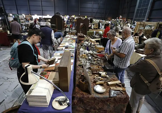La feria de antigüedades de Gijón reúne a 7.800 visitantes