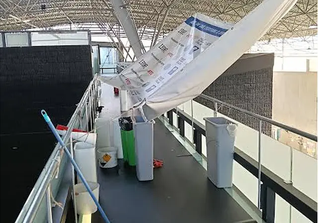Las goteras obligan a parar las actividades del polideportivo Juan Carlos Beiro