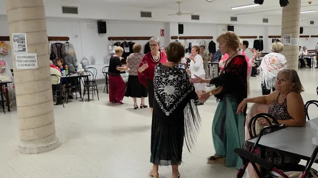 Música y baile en la Festa del Mantó del centro de mayores de Vinaròs