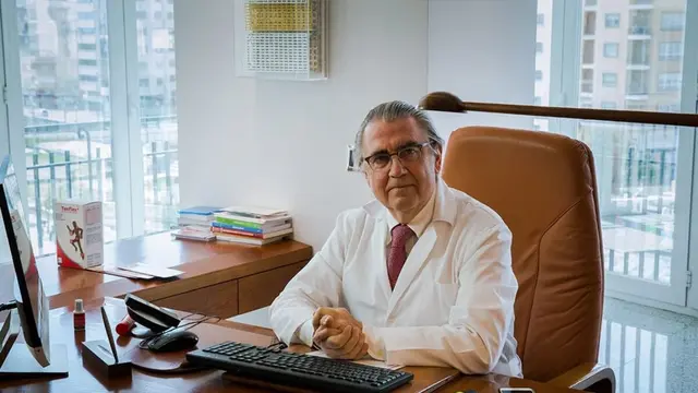De las consultas de Macael al reconocimiento entre los mejores médicos de España