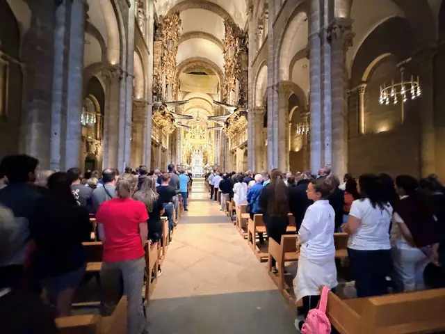 Una misa solemne conmemora el día del Pilar en la Catedral de Santiago