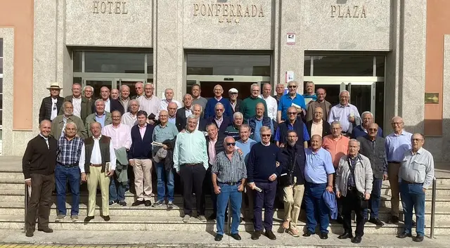 Una comida anual mantiene vivas las memorias de infancia de un grupo de Ponferrada