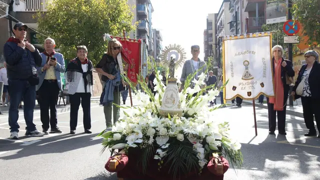 Jotas y castañuelas acompañan la procesión del Pilar en Ripollet