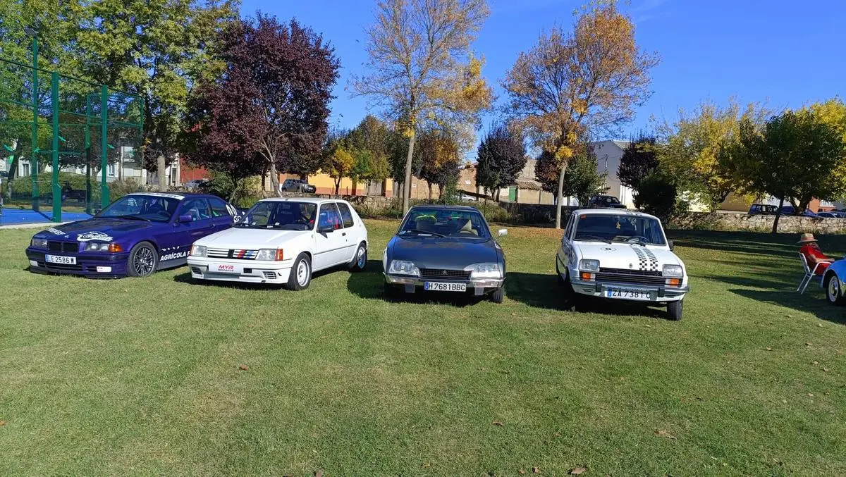 Los coches clásicos protagonizan una primera concentración en Santa Croya de Tera