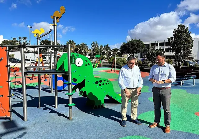 Arrecife reforzará los recursos para cuidar la limpieza de sus parques infantiles
