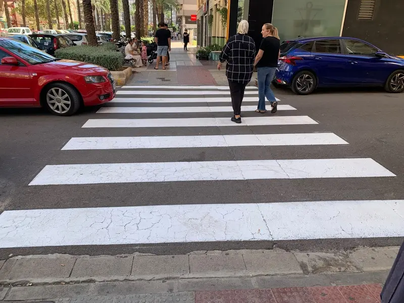 Alzira renueva la señalización peatonal en Alborxí-Centre