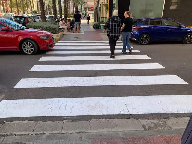 Alzira renueva la señalización peatonal en Alborxí-Centre