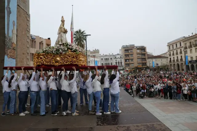 La Patrona vuelve a su ermita tras el cierre de La Velá