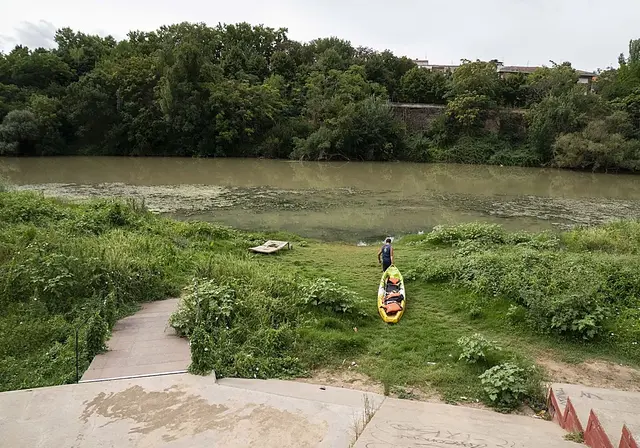 La rampa del embarcadero de Logroño queda pendiente de que se mantenga bajo el caudal
