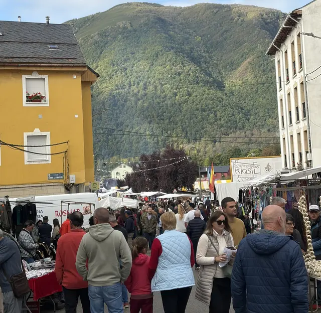Puestos, pulpo y reencuentros protagonizan La Feriona en Villablino
