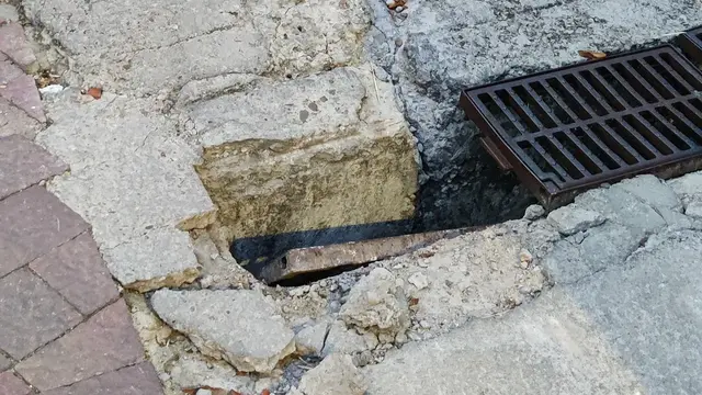 La avería de una alcantarilla corta el paso de vehículos en la calle Almendros