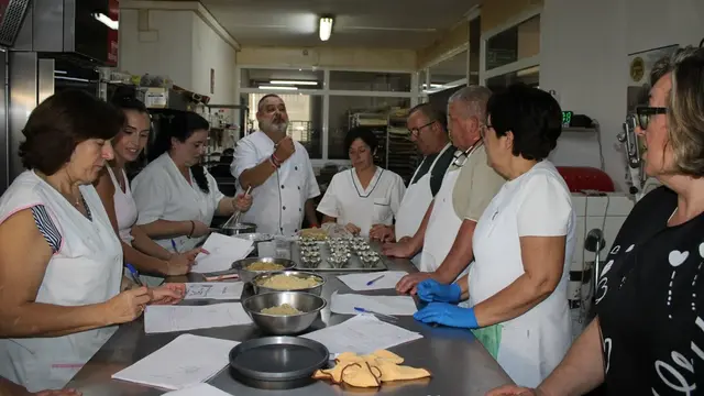 Un curso acerca nuevas técnicas de bollería a los panaderos de Cuenca