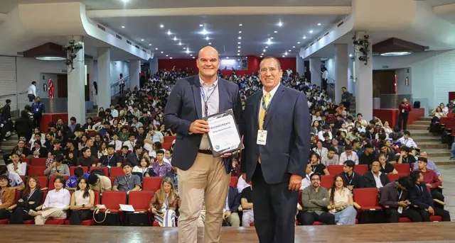 Rafael Baena lleva la experiencia de Osuna en balonmano hasta un congreso en Monterrey
