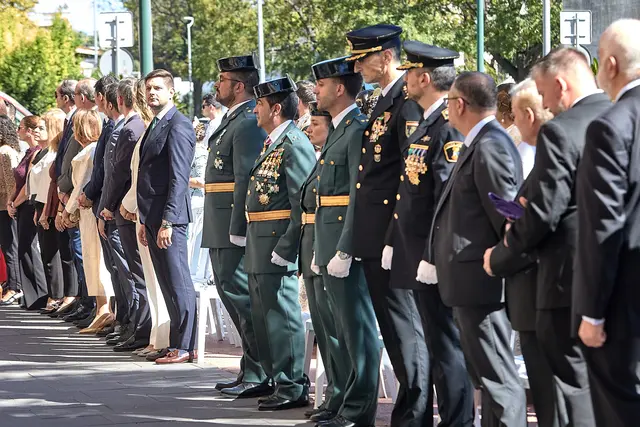 Una ofrenda de laurel centra el homenaje gandiense a la Guardia Civil