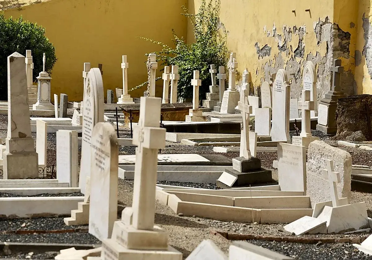 El cementerio inglés de la capital reclama atención para preservar su legado