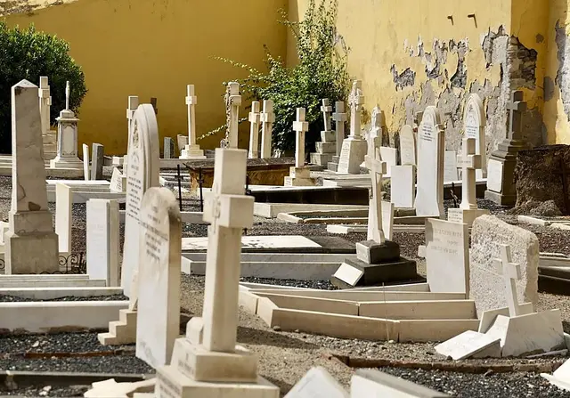 El cementerio inglés de la capital reclama atención para preservar su legado