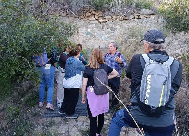 Un recorrido guiado descubre las fuentes y minas de la Serralada de Marina