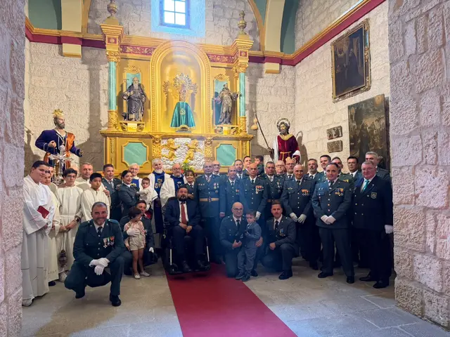 La imagen del Pilar recibe la bendición durante la celebración del 12 de octubre