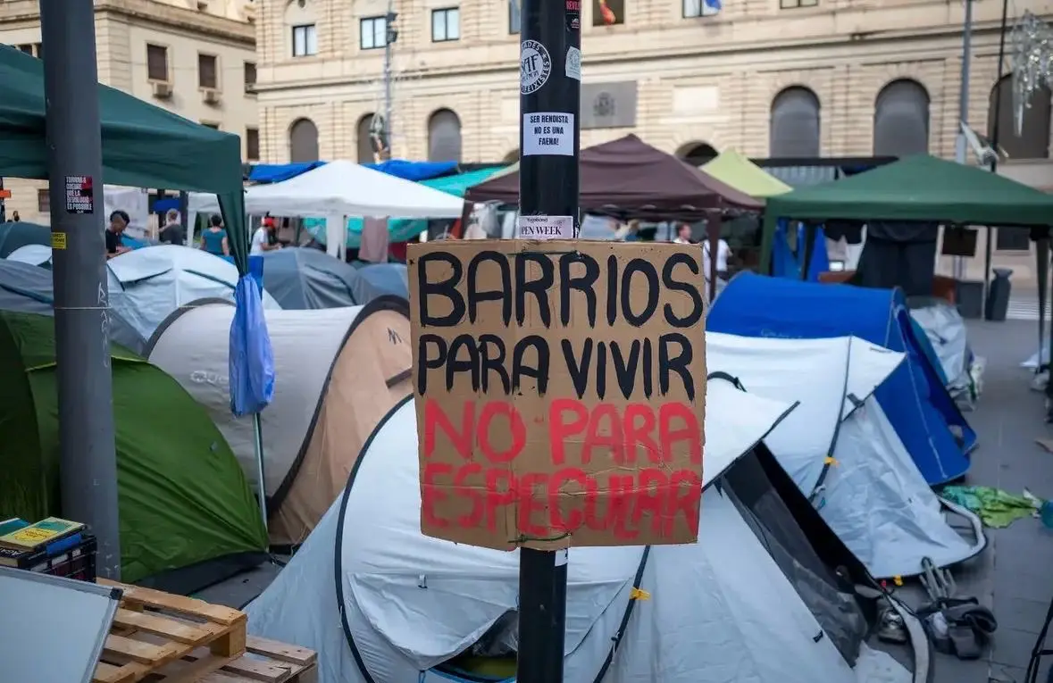 La protesta por la vivienda levanta su acampada en la Muntanyeta