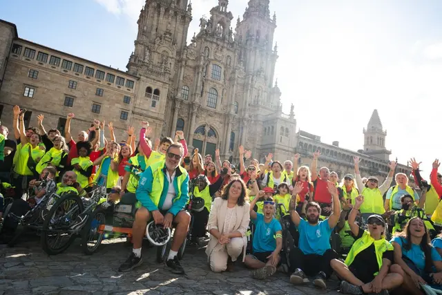 Ochenta peregrinos culminan el Camino en bicicletas adaptadas