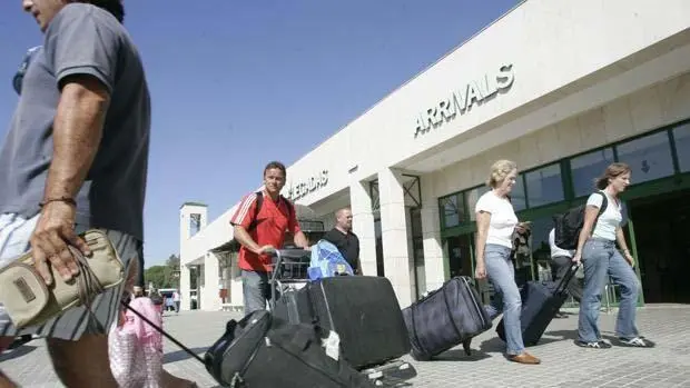 El tráfico de viajeros del aeropuerto jerezano se acerca a los 800.000