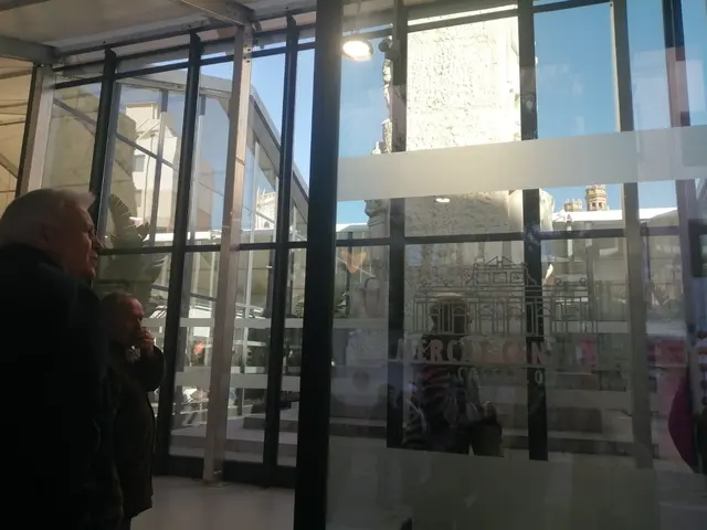 La estructura acristalada del mercado provisional sigue sin destino confirmado