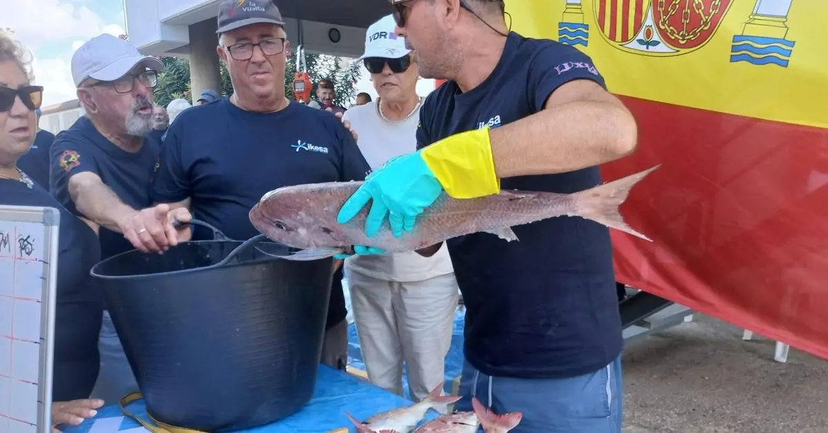 Un concurso solidario de pesca entrega 70 kilos al Banco de Alimentos