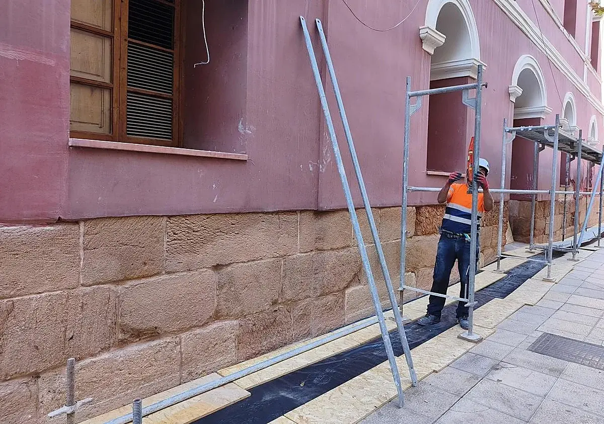 El Teatro Guerra inicia la renovación de sus fachadas en Lorca
