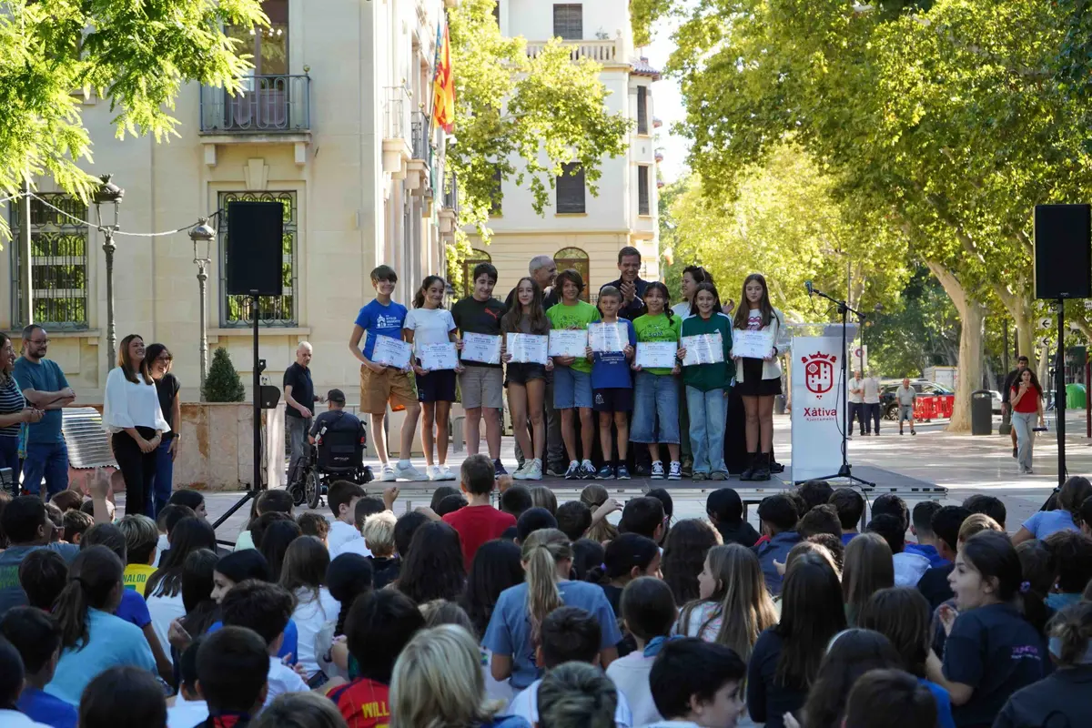 El Correllengua reúne a estudiantes en Xàtiva junto a los premios 9 d’Octubre
