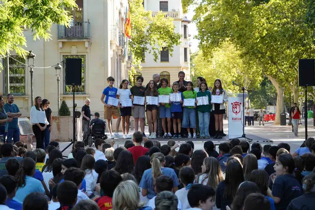El Correllengua reúne a estudiantes en Xàtiva junto a los premios 9 d’Octubre