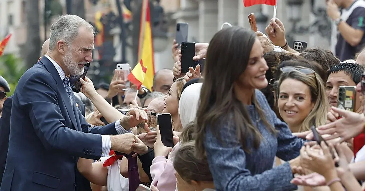 Ceuta recibe a Felipe VI y Letizia con campanas y saludos multitudinarios